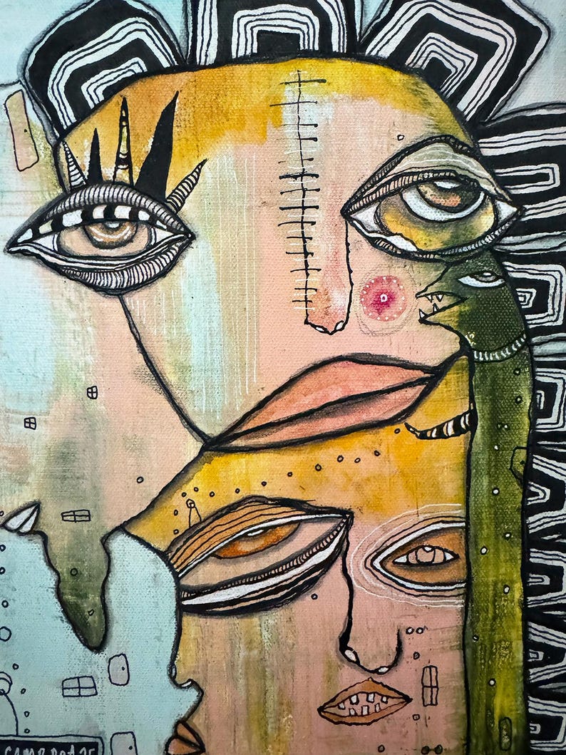 Puede incluir: Obra de arte abstracta en t&eacute;cnica mixta que presenta un rostro estilizado con ojos grandes, una nariz cosida y una figura reptiliana verde. La paleta de colores incluye melocot&oacute;n, amarillo y negro, con intrincado trabajo de l&iacute;neas y una apariencia texturizada. La obra tiene una cualidad caprichosa y surrealista.