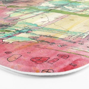 Peut inclure: Peinture abstraite &agrave; l'aquarelle aux couleurs rose, verte et jaune. La peinture pr&eacute;sente un motif de grille avec de petits carr&eacute;s soulign&eacute;s dans toute la peinture.