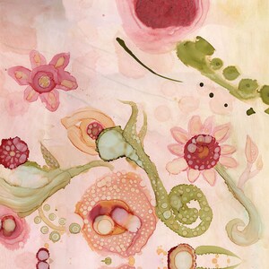 K&ouml;nnte beinhalten: Abstrakte Aquarellmalerei mit verschiedenen floralen und organischen Formen in Rosa, Rot, Gr&uuml;n und Pfirsich. Das Kunstwerk hat eine weiche, vertr&auml;umte Qualit&auml;t mit einem hellrosa Hintergrund und einer Mischung aus detaillierten und verschwommenen Elementen.