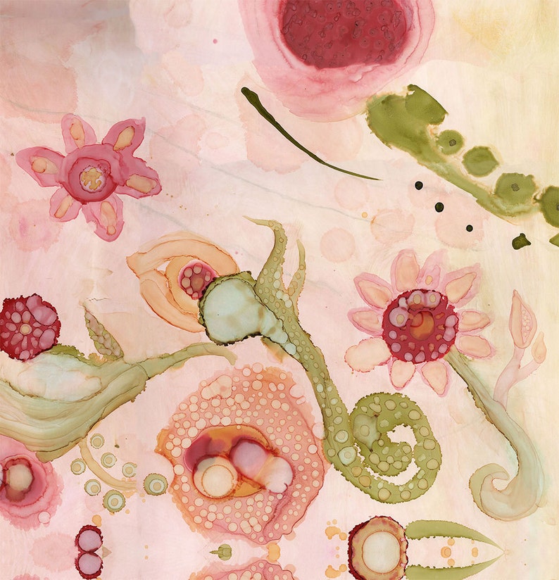 K&ouml;nnte beinhalten: Abstrakte Aquarellmalerei mit verschiedenen floralen und organischen Formen in Rosa, Rot, Gr&uuml;n und Pfirsich. Das Kunstwerk hat eine weiche, vertr&auml;umte Qualit&auml;t mit einem hellrosa Hintergrund und einer Mischung aus detaillierten und verschwommenen Elementen.