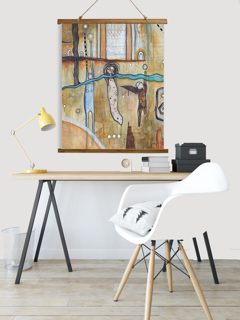 Puede incluir: Una pintura abstracta colorida sobre lienzo con un marco de madera. La pintura presenta tres figuras con extremidades largas y un esquema de color azul, turquesa y marr&oacute;n. Las figuras est&aacute;n rodeadas de una variedad de formas y l&iacute;neas, incluyendo c&iacute;rculos, cuadrados y tri&aacute;ngulos. La pintura est&aacute; montada en una pared sobre un escritorio con una silla blanca.