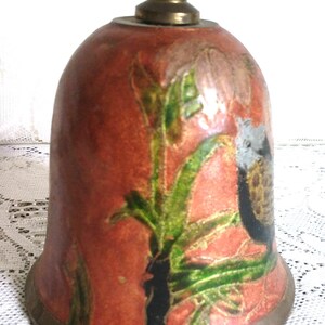 Pu&ograve; includere: Una tazza di ceramica bianca con un design avvolgente che presenta una vivace e colorata illustrazione di vari funghi. La tazza ha un manico nero e una finitura lucida. Il testo "Shroom Queens" &egrave; stampato sulla tazza.