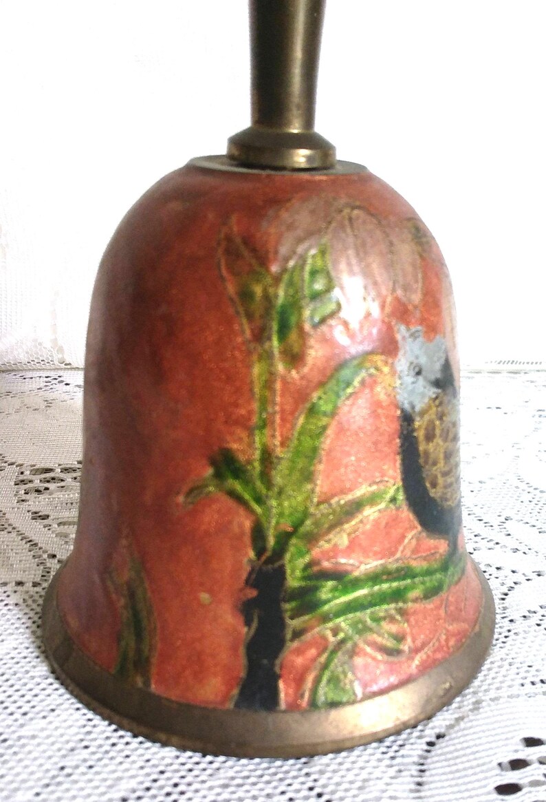 Pu&ograve; includere: Una tazza di ceramica bianca con un design avvolgente che presenta una vivace e colorata illustrazione di vari funghi. La tazza ha un manico nero e una finitura lucida. Il testo "Shroom Queens" &egrave; stampato sulla tazza.