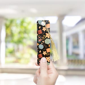 Puede incluir: Una taza de cerámica blanca con un asa negra y el texto "But First, Coffee" en negro, con una fuente de estilo manuscrito. La taza está sobre una superficie blanca.