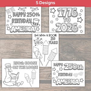 K&ouml;nnte beinhalten: F&uuml;nf schwarz-wei&szlig;e Designs mit patriotischen Themen. Ein Design lautet "Happy 250th Birthday America" mit Sternen und einem Zylinder. Weitere Designs sind "1776 to 2026", Feuerwerk und eine Gans, die ein Buch liest.