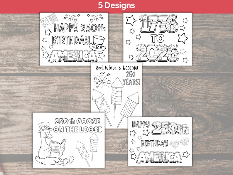 K&ouml;nnte beinhalten: F&uuml;nf schwarz-wei&szlig;e Designs mit patriotischen Themen. Ein Design lautet "Happy 250th Birthday America" mit Sternen und einem Zylinder. Weitere Designs sind "1776 to 2026", Feuerwerk und eine Gans, die ein Buch liest.