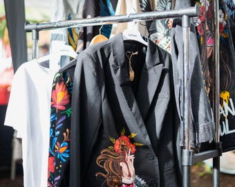 Blazer preto pintado à mão, pronto para envio, blazer feminino artístico, jaqueta estilo ucraniano, peça de arte única para vestir.