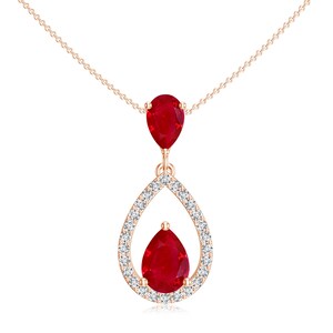 Op de afbeelding: Een ketting van roségoud met een peervormige robijn hanger omringd door een halo van kleinere diamanten. De hanger hangt aan een delicate ketting.