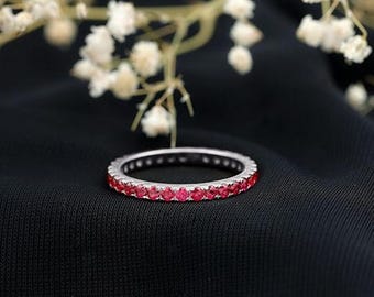 Anillo de eternidad apilable con rubí delicado, anillo minimalista de oro, anillo de rubí, piedra natal de julio, regalo para ella, anillo delicado, banda de eternidad, anillo de rubí delicado