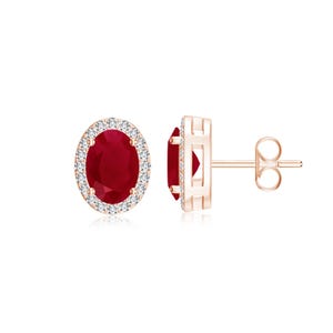 Op de afbeelding: Een paar ovale robijn oorbellen met een halo van kleine diamanten, gezet in 14 karaat roségoud.