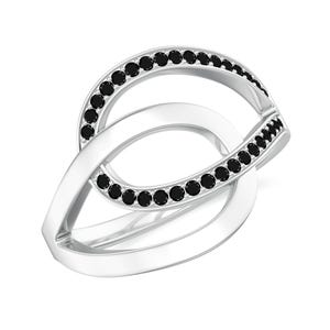 Op de afbeelding: Een zilveren ring met een ontwerp met dubbele lus. De lussen zijn versierd met zwarte edelstenen.