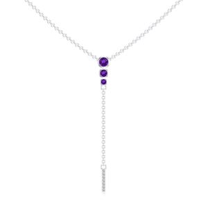 Op de afbeelding: Een zilveren ketting met een hangende hanger van amethist. De hanger heeft drie amethiststenen in verschillende maten.
