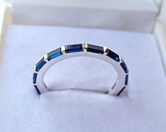Anillo de eternidad con zafiro azul de talla baguette en oro, 4 x 2 mm, anillo de eternidad con barra de zafiro azul creado en laboratorio, anillo fino de zafiro azul para ella