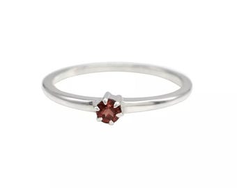 Anillo minimalista con piedra de nacimiento • Anillo con piedras preciosas en plata de ley • Anillo delicado con piedra de nacimiento • Anillo apilable • Regalos para mamá • Anillo de regalo para esposa