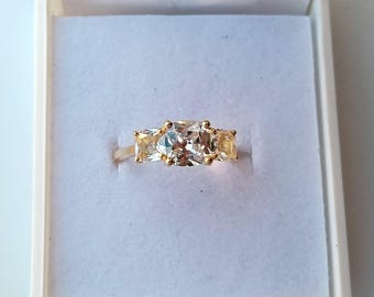 3 石クッション モアッサナイト リング、トリロジー ソリティア リング、クッション カット ダイヤモンド リング、結婚指輪、セレブリング、女性用プロポーズ リング