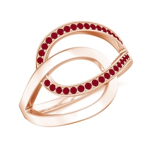 Pode incluir: Um anel de ouro rosa com um design de laço duplo. Os laços são forrados com pequenas pedras de rubi vermelho.