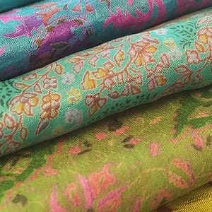 Sari Silk Fabric Fat Quarter et des coupes plus petites, teintes de vert et de bleu, Saree vintage recyclé, Feutrage Nuno, Quilting, Furushiki, Durable image 4