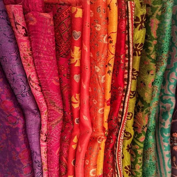 Resti di seta sari usati riciclati, tessuto di scarto di seta vintage per kit di tintura delle uova di Pasqua, trapunte a punto lento, lotto di 24 pezzi, riviste spazzatura