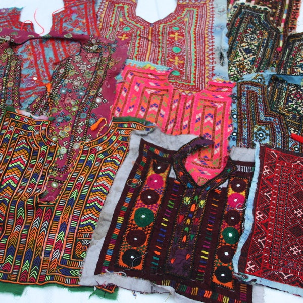 Vintage Kutch Broderie Textile, Indien Banjara Patchwork, Tribal Quilting Scraps, Hand Mirror work Applique Yokes, Journal, Sacs ethniques,