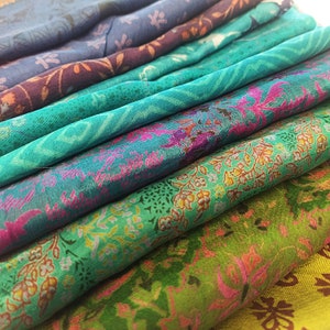 Tissu en soie sari Fat Quarter et coupes plus petites, sari vintage recyclé, teintes de vert et de bleu, feutrage Nuno, matelassage, furushiki, durable image 2