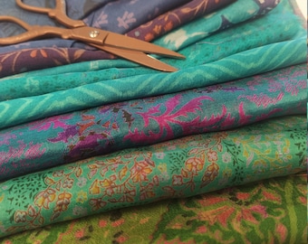 Tessuto di seta Sari Fat Quarter e tagli più piccoli, Sari vintage riciclato, Tonalità di verde e blu, Nuno Felting, Quilting, Furushiki, Sostenibile