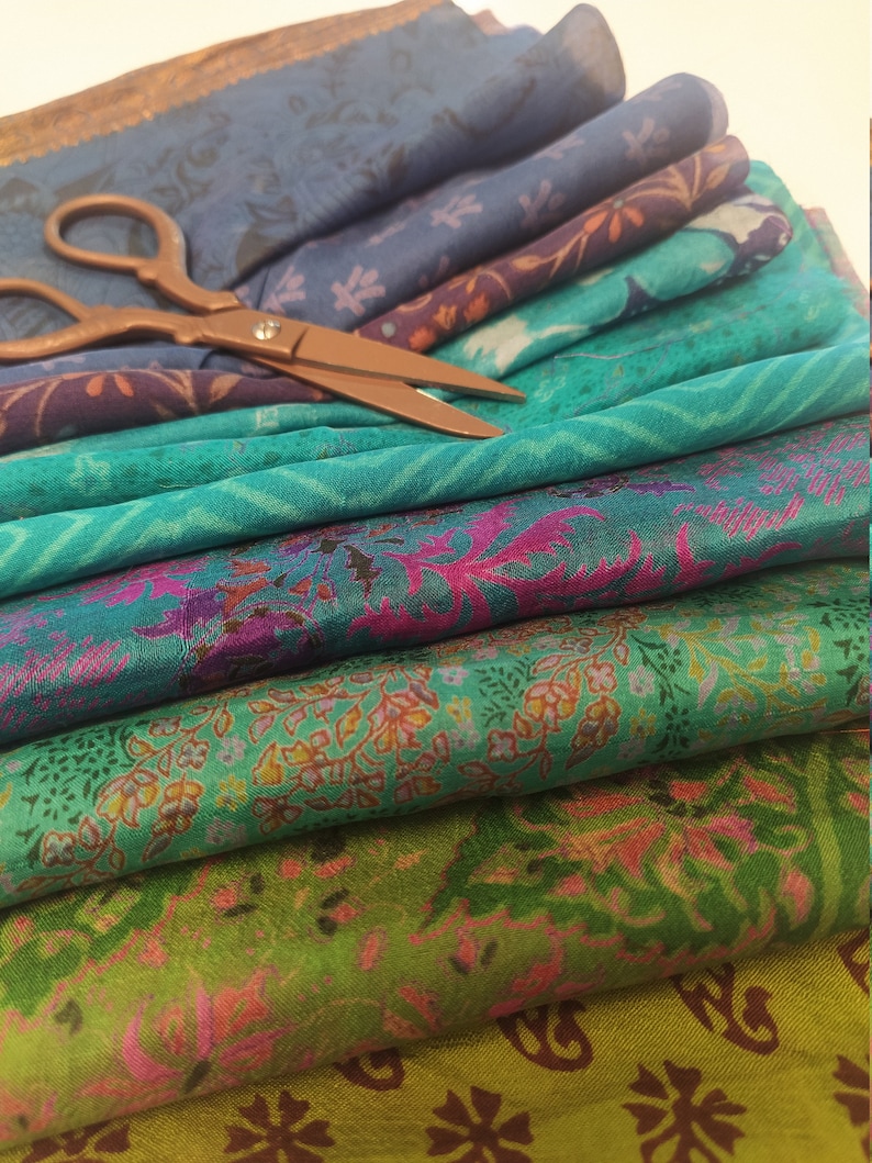 Sari Silk Fabric Fat Quarter et des coupes plus petites, teintes de vert et de bleu, Saree vintage recyclé, Feutrage Nuno, Quilting, Furushiki, Durable image 3