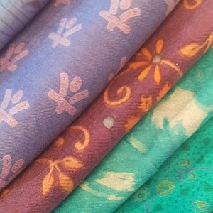 Sari Silk Fabric Fat Quarter et des coupes plus petites, teintes de vert et de bleu, Saree vintage recyclé, Feutrage Nuno, Quilting, Furushiki, Durable image 5