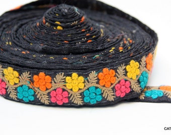 Garniture indienne Sari, motif de broderie florale avec base noire, fleur de marguerite, garniture de bordure Sari, 1 cour, décoration intérieure, hippie, boho, couleurs d'automne