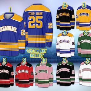 Könnte beinhalten: Zehn verschiedene Hockeytrikot-Designs in verschiedenen Farbkombinationen. Die Trikots haben ein weiß-gelb-blaues Streifenmuster um die Taille. Die Trikots haben den Text "TEAMNAME" und eine Nummer auf der Vorderseite. Die Trikots haben den Text "YOUR NAME" und eine Nummer auf der Vorderseite. Die Trikots haben den Text "CUSTOM ANY REQUEST" unten.