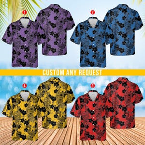 Può includere: Cinque camicie hawaiane diverse con un motivo a serpente e fiori. Le camicie sono di colore viola, blu, giallo, rosso e nero.
