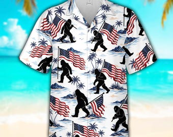 Camicia hawaiana Bigfoot, camicia Aloha con bandiera americana patriottica, camicia con bottoni Sasquatch per il 4 luglio, regalo per il Giorno dell'Indipendenza per uomo e donna