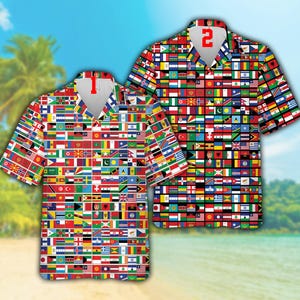 Puede incluir: Dos camisas de manga corta con estampado integral de banderas nacionales. Una de las camisas tiene el número 2 rojo en el cuello. Las camisas se muestran sobre un fondo de playa, lo que sugiere un tema de viaje o verano.
