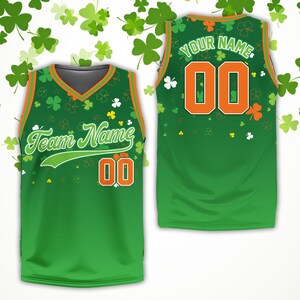 Puede incluir: Camiseta de baloncesto verde con un patrón de trébol y el texto "Team Name" y "00" en la parte delantera, y "Your Name" y "00" en la parte trasera.
