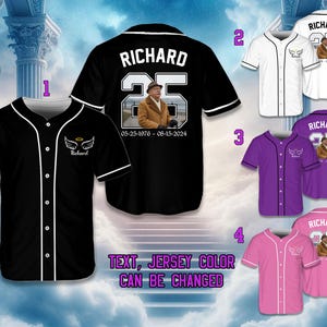 Könnte beinhalten: Eine Auswahl an Baseball-Trikots in Schwarz, Weiß, Lila und Rosa. Jedes Trikot trägt den Namen "Richard" und die Nummer "25". Die Trikots haben ein Foto und Daten auf der Rückseite, mit dem Text "Text, Jersey Color Can Be Changed".