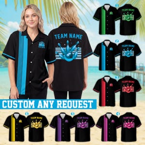 Puede incluir: Una camisa de bolos negra de manga corta con botones, una franja vertical azul en la parte delantera y un gráfico de bolos y una bola en la parte trasera con el texto TEAM NAME. La camisa se muestra en varias variantes de color, incluyendo verde, azul, rojo, amarillo, morado y rosa.