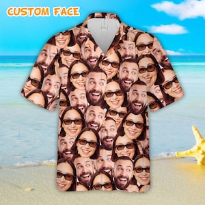 Può includere: Una camicia a maniche corte con bottoni, ricoperta da un collage di volti sorridenti con occhiali da sole. La camicia ha un colletto bianco e il testo "CUSTOM FACE" in lettere gialle in alto.