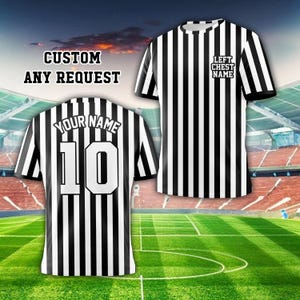 Peut inclure: Maillot de football à rayures noires et blanches avec un numéro 10 blanc au dos et le texte "YOUR NAME" au-dessus du numéro. Le devant du maillot porte le texte "LEFT CHEST NAME" sur le côté gauche.