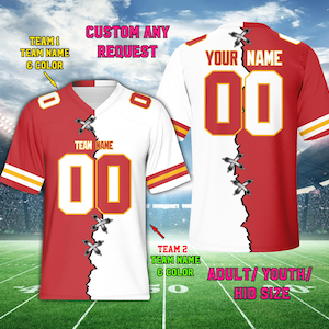 Puede incluir: Una camiseta de fútbol roja y blanca con un diseño desgarrado. La camiseta tiene el número "00" en la parte delantera y el texto "YOUR NAME" en la parte posterior. La camiseta está disponible en tallas de adulto y niño.