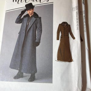 Puede incluir: Un sobre de patrón de costura McCall's M8137 que presenta un abrigo largo de doble botonadura con cuello estilo piel. La portada muestra a una persona con el abrigo, un sombrero de copa y guantes, junto a una ilustración marrón del diseño.
