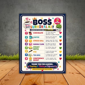 Op de afbeelding: Een rechthoekig bord met de titel BOSS SURVIVAL KIT en een genummerde lijst van 1 tot 8, met iconen zoals een koffiemok, vetplant, chocolade en pen, inclusief beschrijvingen voor elk item en een bedankbericht onderaan.