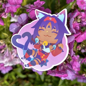 Puede incluir: Una pegatina con un personaje de dibujos animados con forma de gato con pelo morado y orejas de gato, vistiendo un atuendo rojo y azul. El personaje está sonriendo y tiene una campana dorada. La pegatina está sobre un fondo rosa.