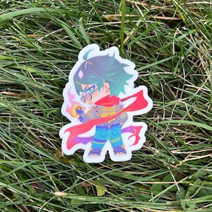 Puede incluir: Una pegatina con un personaje de dibujos animados con el pelo verde, que lleva una bufanda roja y unos vaqueros azules. El personaje sostiene un objeto en llamas en su mano derecha. La pegatina tiene un fondo blanco y el texto "Ride or Die" es visible en la espalda del personaje.