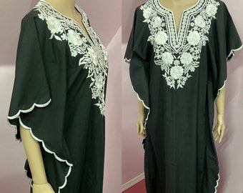 Vintage 60s Black & White Embroidered Caftan. Black Cotton Caftan with Embroidered Flowers. Medium