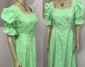 Vintage 70s Green & Pink Floral Maxi Dress. Cottagecore Dress. Puffed Sleeve Long Floral Dress with Pink Lace Trim. Medium