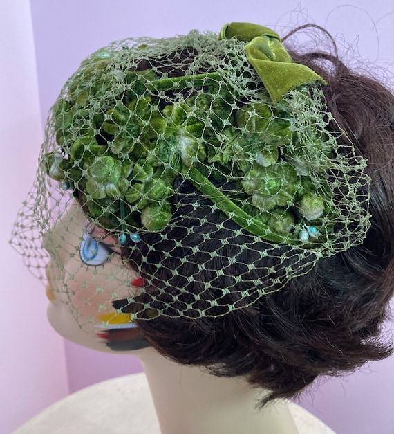 Vintage 50s Fancy Green Floral Whimsy Hat with Ne… - image 4