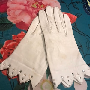 Vintage 40s Ivory Kid Leather Gloves. 1940s Leather Gloves. Rhinestoned Gloves. Ivory Leather Gloves