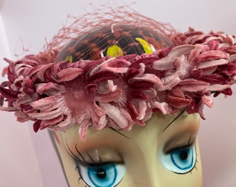 Vintage 1950s Pink Floral Crescent Hat With Veil - Miss  display picture 2