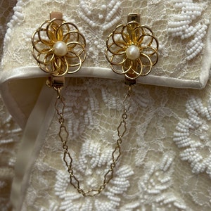 Retro Sweater Clip Cardigan Clips Filigree Flower with Chain Shawl