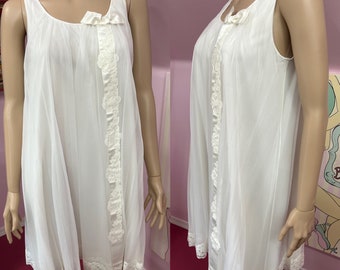 Vintage 60s White Nylon Chiffon Nightgown. 1960s Short White Sleeveless Babydoll Nightgown with Satin Ribbon & Lace Roses Trim. Small/Medium