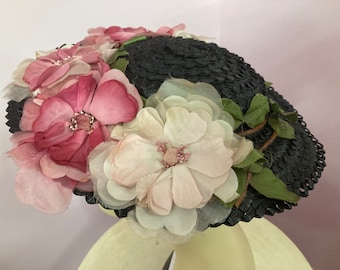 Vintage 1940s Black Straw Platter Hat with Pink & Ivory Cabbage Roses by Evelynvaron Model